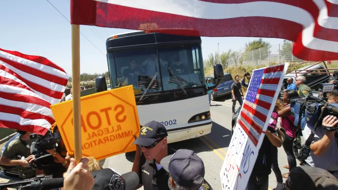 Demonstranti zastavili autobus s emigranty