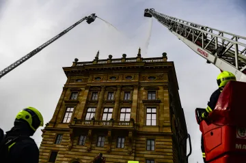 Hasiči připravili ukázku k výročí požáru Národního divadla