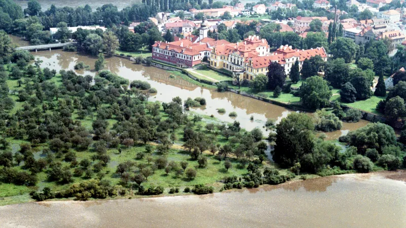 Zámek Zbraslav při povodni v roce 2002