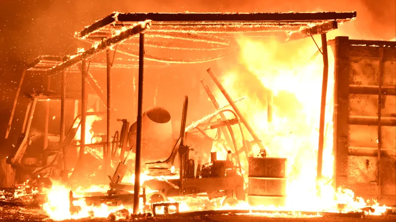 Hořící přístřešek u Santa Pauly