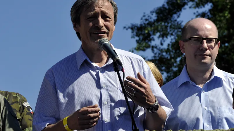 Vlevo ministr obrany Martin Stropnický (ANO) a premiér Bohuslav Sobotka (ČSSD) na akci Bahna 2014