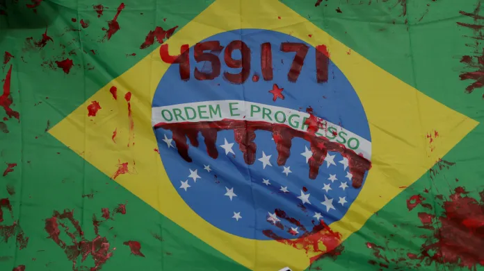 Brazilská vlajka pokrytá rudou barvou