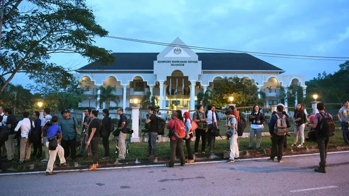 Novináři čekají před budovou soudu, který se zabývá vraždou Kim Čong-nama