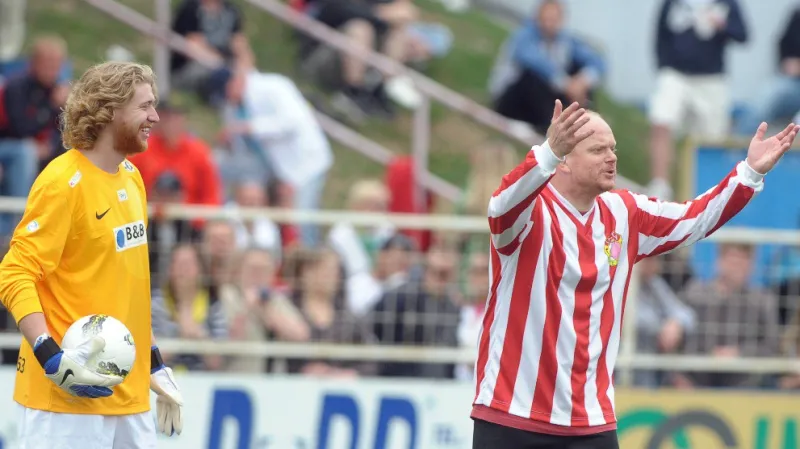 Herec David Novotný v dresu Slavoje Houslice