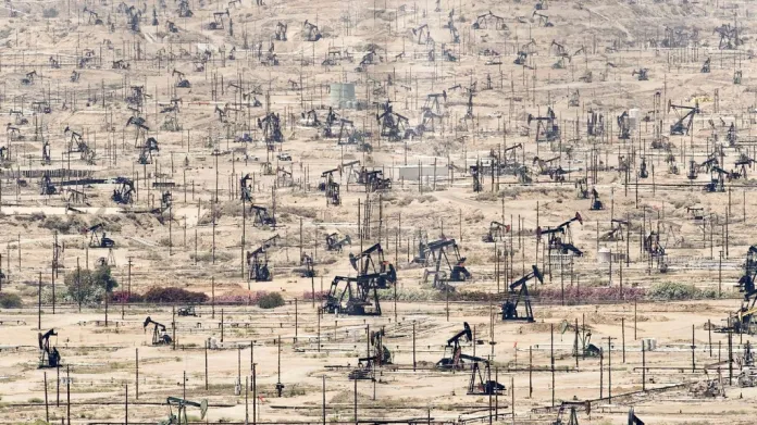 Ken River v USA - ropné pole se mění v les čerpadel