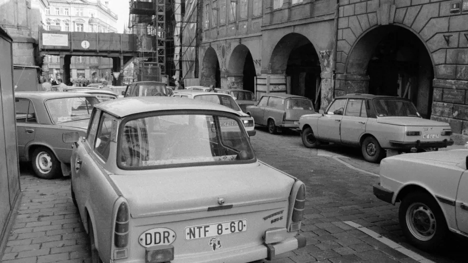 Trabant zanechaný v ulicích Prahy východoněmeckými uprchlíky v roce 1989