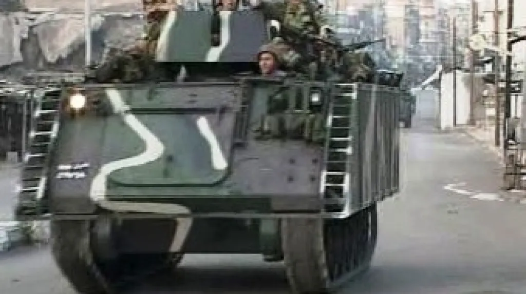 Vojáci na obrněném vozidle