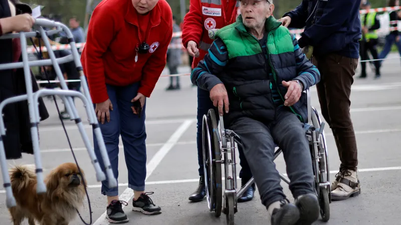 Evakuovaní civilisté z mariupolského Azovstalu přijeli do Záporoží