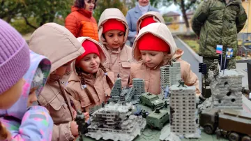 Ilustrační foto – ruští předškoláci s modelem Bachmutu, ruskou armádou zničeného ukrajinského města, na akci pořádané ruskou vojenskou mládežnickou organizací Junarmija