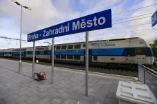 Praha má novou železniční zastávku Zahradní Město. V budoucnu by měla trať vést i na letiště