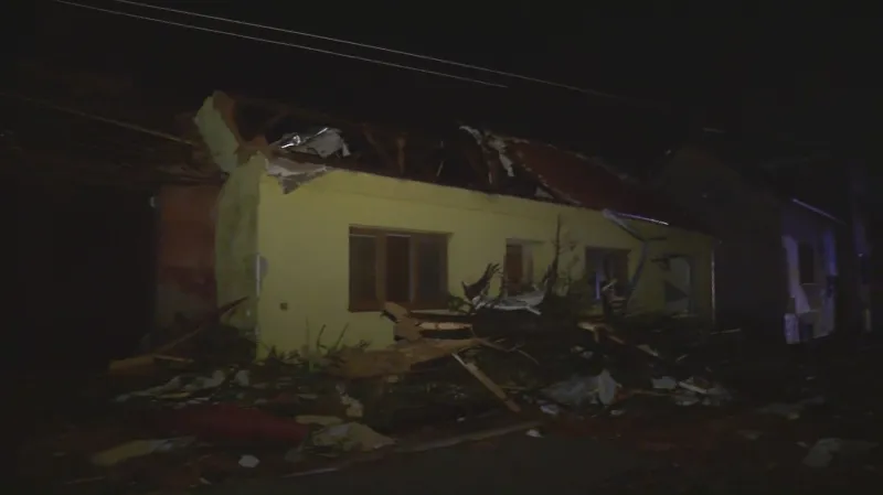 Následky tornáda v Hruškách