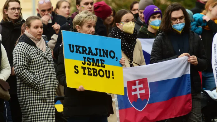Protest proti napadení Ukrajiny Ruskem na Žižkově náměstí v Olomouci