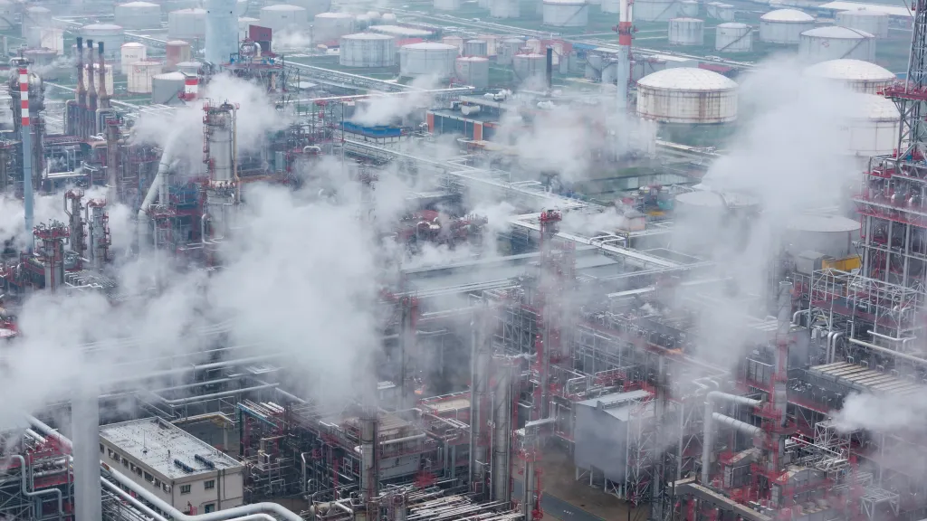 Letecký pohled na rafinerii v srbském Pančevu – snímek z 27. 11. 2025