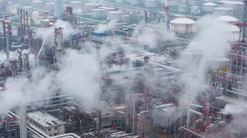 Letecký pohled na rafinerii v srbském Pančevu – snímek z 27. 11. 2025