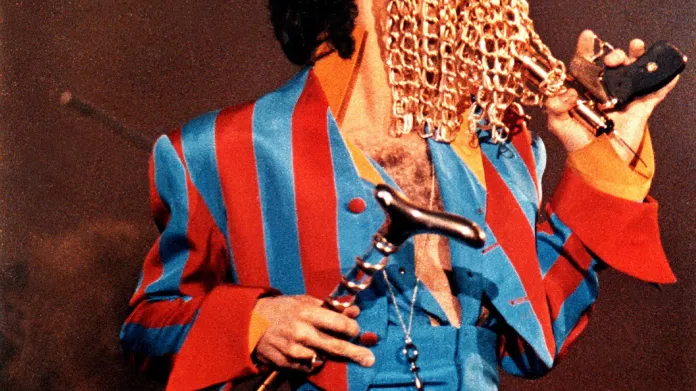 Prince proslul svým excentrickým vystupováním a divokými kostýmy (na snímku z roku 1992).