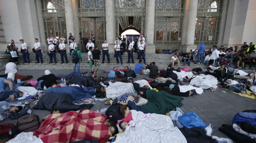 Nádraží Keleti v obležení migrantů