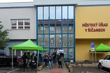Referendum o parkovacích zónách v Říčanech je neplatné, hlasovalo málo lidí