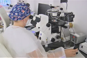 Věk pro umělé oplodnění by se mohl zvýšit na 40 let. Má to své pro i proti