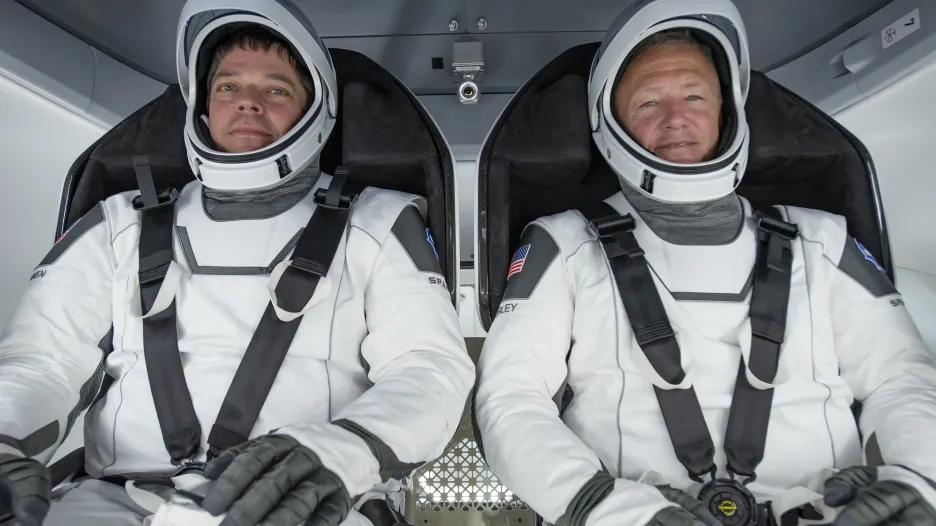 Astronauti Robert Behnken (vlevo) a Douglas Hurley