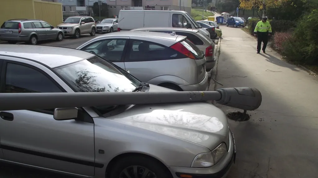 Sloup poškodil zaparkovaná auta