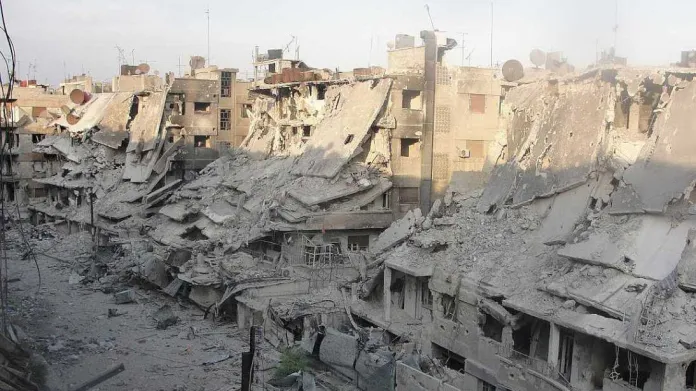 Ruiny domů ve městě Homs zasaženém Asadovou armádou
