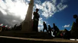 Vojenští veteráni a diplomaté pokládají věnce během obřadu u válečného památníku ve Floriantě na Maltě