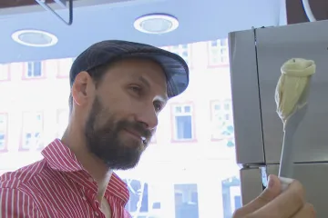 Zmrzlina patří do slunečných dnů. Ale tropické teploty nejsou pro její prodej optimální, říká zmrzlinář