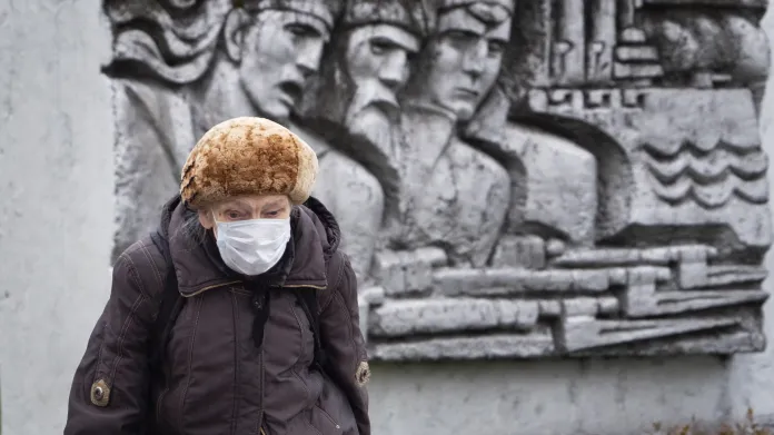 Žena s rouškou v ruském Petrohradu