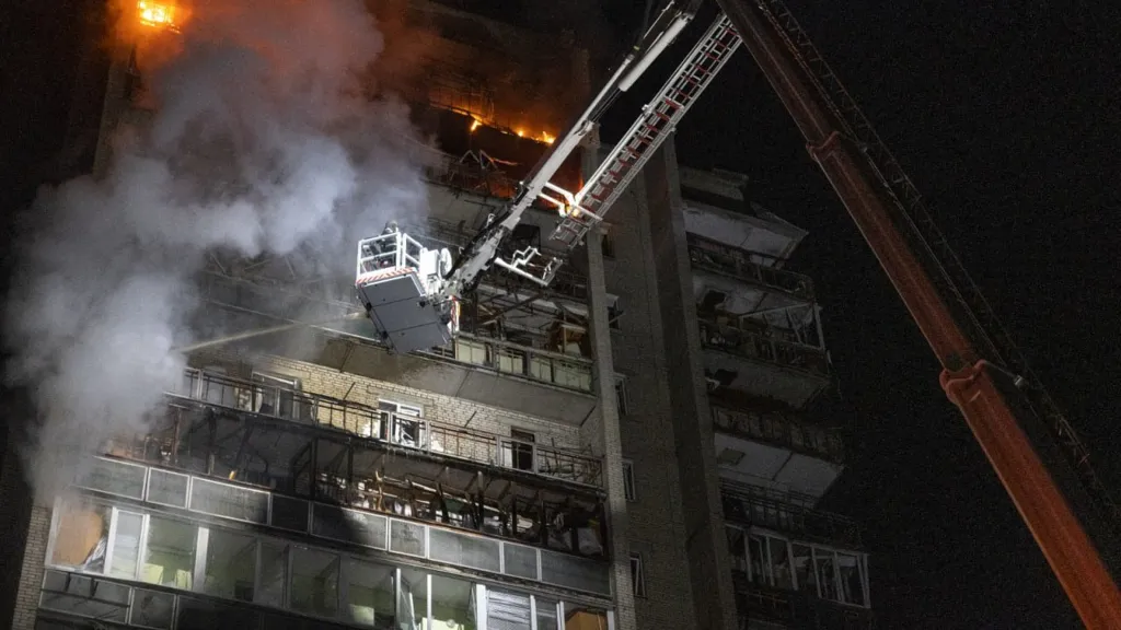 Moskva zaútočila na bytový dům v Sumách, Ukrajina cílila na ruské chemické závody