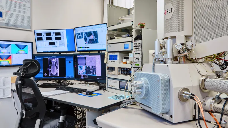 Mikroskop, na němž výzkum probíhal