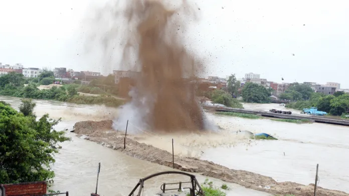 Kvůli záplavám způsobeným tajfunem Utor musela být odstřelena přehrada
