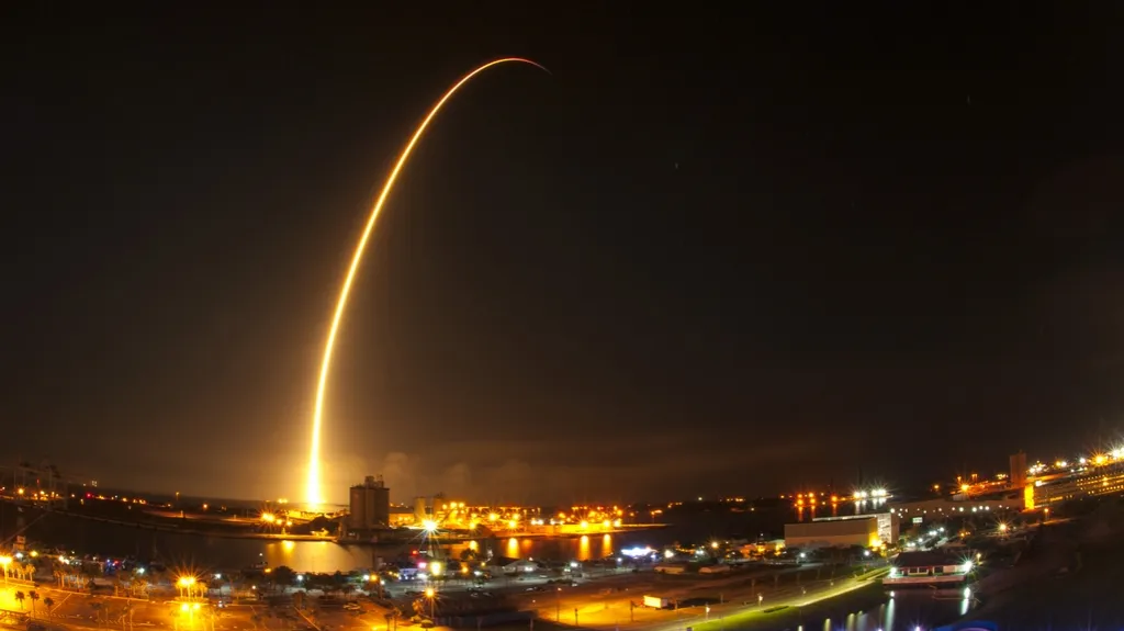Nosná raketa Falcon 9 vyráží k oběžné dráze