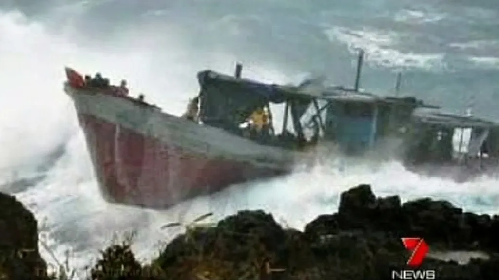U Vánočního ostrova ztroskotala loď s imigranty