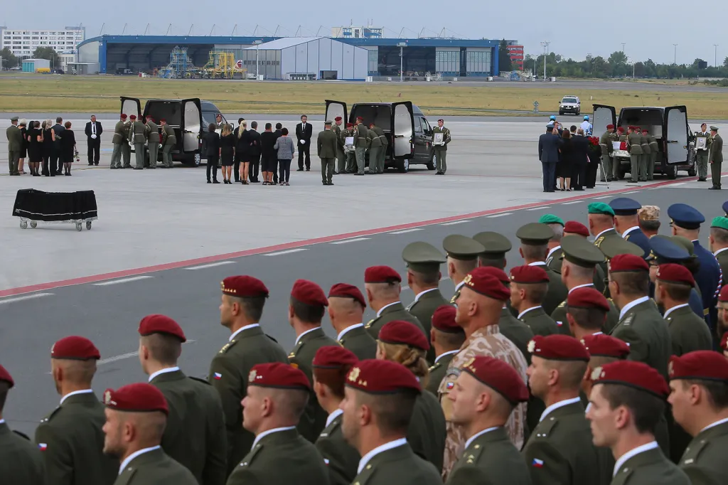 Těla tří českých vojáků, (Martina Marcina, Kamila Beneše a Patrika Štěpánka), kteří padli v Afghánistánu, dopravil ve středu 8. srpna do Česka letecký speciál. Na pražském letišti v Ruzyni proběhl po přistání pietní ceremoniál, kterého se zúčastnili pozůstalí i ústavní činitelé.