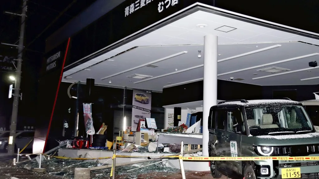 Následky zemětřesení ve městě Mucu na ostrově Honšú