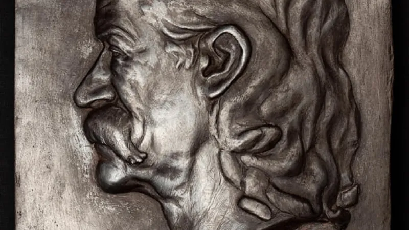 Plaketa s rekonstrukcí muže ze Sadů