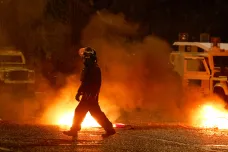Násilné protiimigrační protesty propukly v dalším severoirském městě