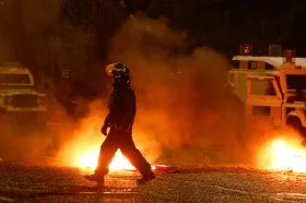 Násilné protiimigrační protesty propukly v dalším severoirském městě