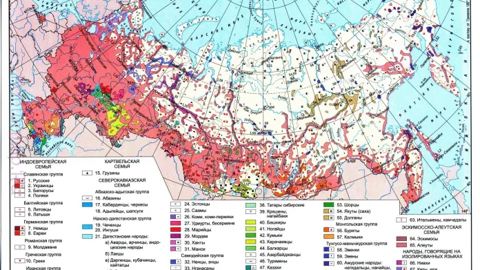 Národy Ruska. Červeně jsou zobrazeni Rusové, bíle neobydlené oblasti, ostatními barvami další národy