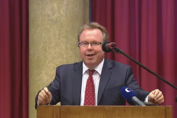 Spor mezi Filozofickou a Národohospodářskou fakultou v kauze Kovářova plagiátorství se vyhrotil