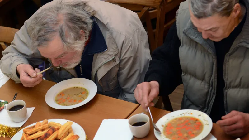 Lidé bez domova v Olomouci slavili Vánoce