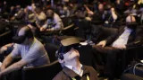 Alan Perry se účastní prezentace virtuální reality během konference Intel News.