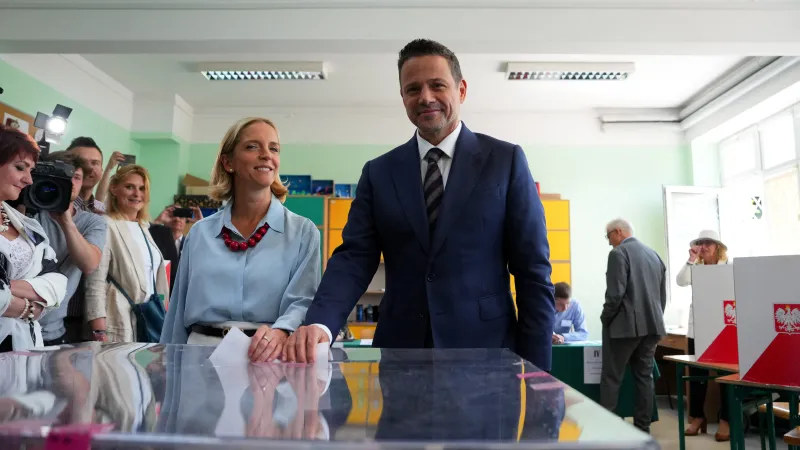 Rafal Trzaskowski ve volební místnosti s manželkou Malgorzatou