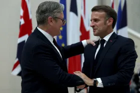 Macron a Starmer mluvili o migraci. Londýn zmínil „nový odstrašující prostředek“