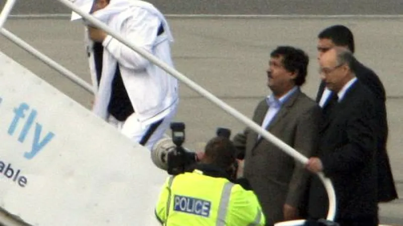 Abdal Midžrahí opouští Velkou Británii