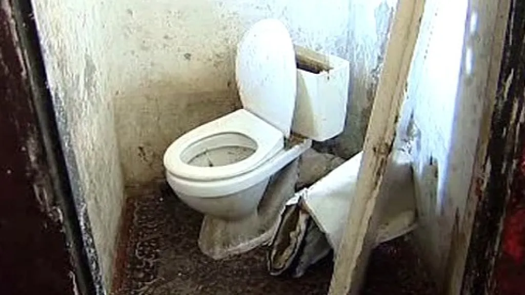 Zdevastovaná toaleta