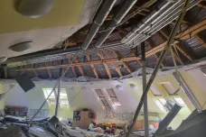 Ve škole, kde spadl strop, je zavřené patro. Případ prověřuje policie