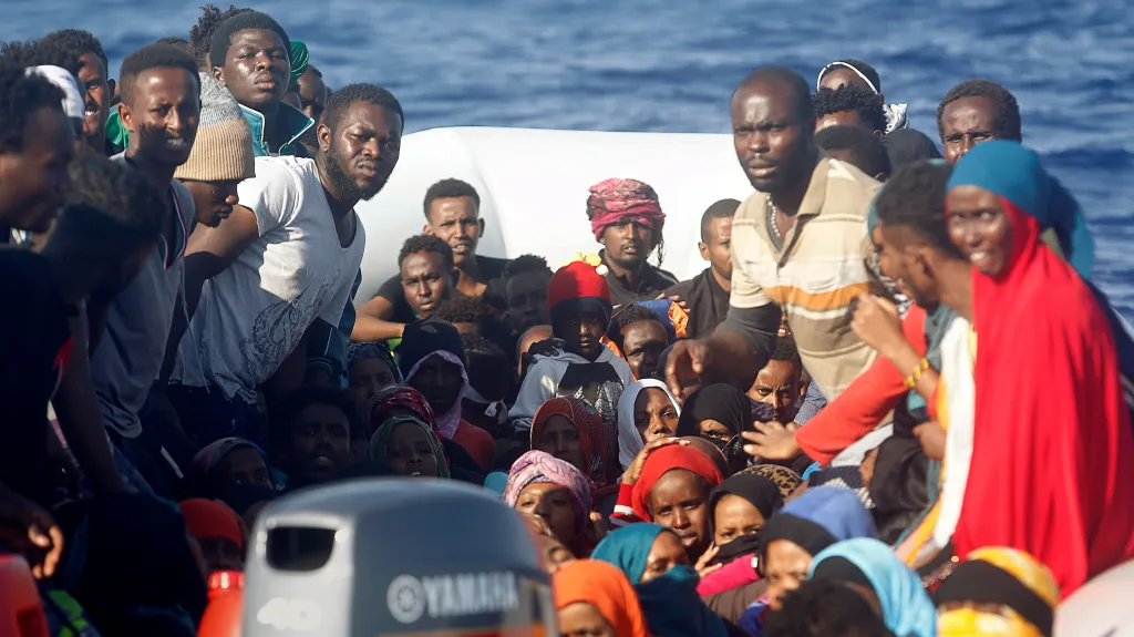 Člun s africkými běženci ve Středozemním moři