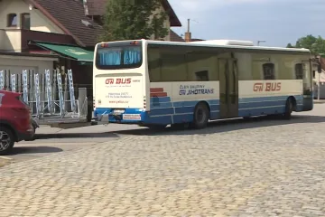 Vlaky na Šumavu nezvládají nápor turistů, část úseků proto posilují autobusy
