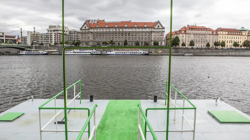 Občanská plovárna u Čechova mostu v Praze